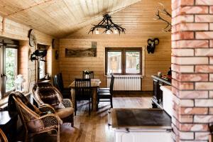 Myśliwska chata na skraju lasu