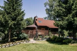 Myśliwska chata na skraju lasu - Krzywe