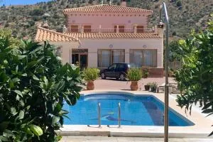 Familiar House with Private Pool and Mountains View - Venta Baja