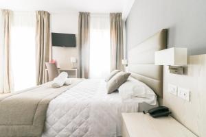 Deluxe Triple Room with Sea View room in Hotel Loreley
