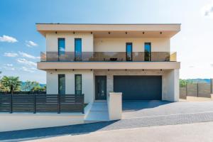Villa Hills by Iva