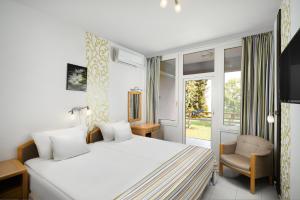 Executive Twin Room with Lake View room in Danubius Hotel Marina