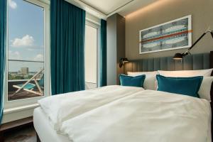 Double Room room in Motel One Berlin-Hauptbahnhof
