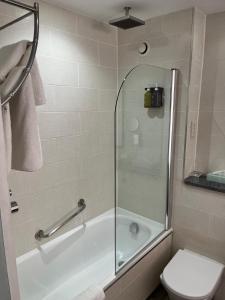 Standard Room with Two Single Beds room in Holiday Inn Sittingbourne an IHG Hotel