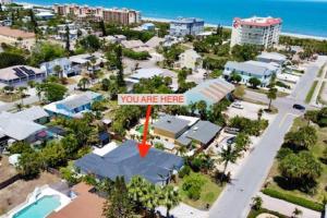 HARDING HAVEN Spacious pool home one block to the beach