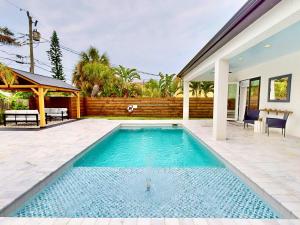 HARDING HAVEN Spacious pool home one block to the beach