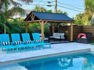 HARDING HAVEN Spacious pool home one block to the beach