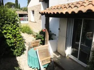 studio très près d'Arles et au calme - 富尔克