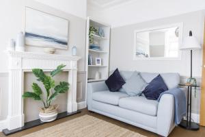 Grove Apartment with Free on street Parking