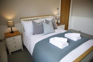 Grove Apartment with Free on street Parking