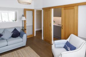 Grove Apartment with Free on street Parking