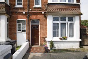 Grove Apartment with Free on street Parking