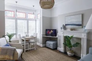 Grove Apartment with Free on street Parking - Worthing