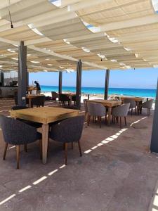 شالية بالرووف غرفتيين مكييف للأيجار بقرية ايماريتس هايتس بالساحل الشمالي - A chalet with a rooftop and two air-conditioned bedrooms for rent in Emirates Heights , North Coast