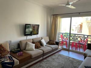 شالية بالرووف غرفتيين مكييف للأيجار بقرية ايماريتس هايتس بالساحل الشمالي - A chalet with a rooftop and two air-conditioned bedrooms for rent in Emirates Heights , North Coast