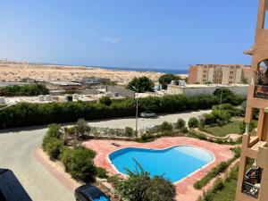 شالية بالرووف غرفتيين مكييف للأيجار بقرية ايماريتس هايتس بالساحل الشمالي - A chalet with a rooftop and two air-conditioned bedrooms for rent in Emirates Heights , North Coast