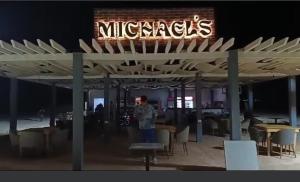 شالية بالرووف غرفتيين مكييف للأيجار بقرية ايماريتس هايتس بالساحل الشمالي - A chalet with a rooftop and two air-conditioned bedrooms for rent in Emirates Heights , North Coast