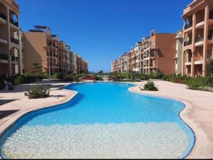 شالية بالرووف غرفتيين مكييف للأيجار بقرية ايماريتس هايتس بالساحل الشمالي - A chalet with a rooftop and two air-conditioned bedrooms for rent in Emirates Heights , North Coast