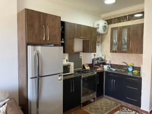 شالية بالرووف غرفتيين مكييف للأيجار بقرية ايماريتس هايتس بالساحل الشمالي - A chalet with a rooftop and two air-conditioned bedrooms for rent in Emirates Heights , North Coast