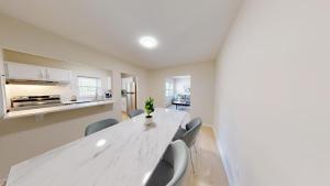 Pine Brook 1322 I Pool Gym I Free Parking !