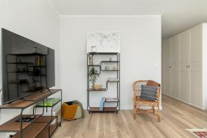 Tysiąclecia Studio Apartament z balkonem i darmowym parkingiem by Noclegi Renters