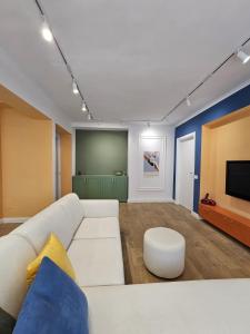 Lazy Cat between the Main Square and New Bazaar