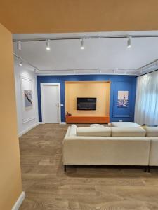 Lazy Cat between the Main Square and New Bazaar