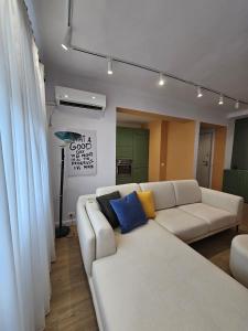 Lazy Cat between the Main Square and New Bazaar