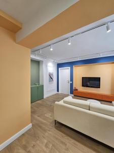 Lazy Cat between the Main Square and New Bazaar