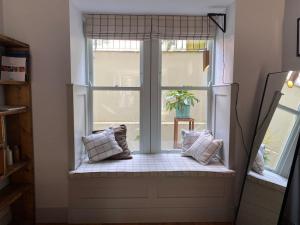 Stylish 2 bedroom self-contained apartment in the heart of Clifton Village