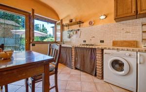 Stunning Apartment In Varese Ligure