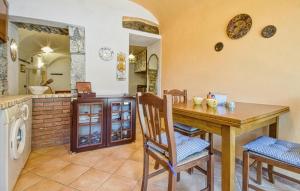 Stunning Apartment In Varese Ligure