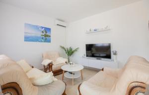 3 Bedroom Gorgeous Home In Sumet 