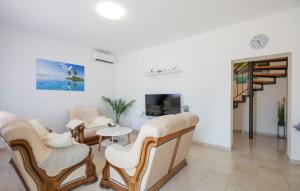 3 Bedroom Gorgeous Home In Sumet