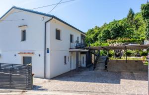 2 Bedroom Lovely Apartment In Rukavac
