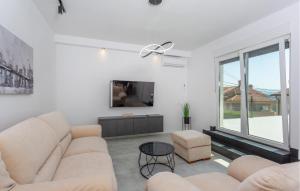 2 Bedroom Lovely Apartment In Rukavac 