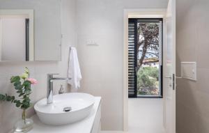 1 Bedroom Awesome Apartment In Betina