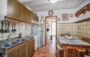2 Bedroom Stunning Home In Camaiore