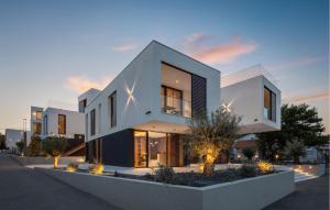 Gorgeous Apartment In Betina With Wifi