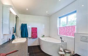 Awesome Home In Vislanda With Wifi