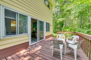 Lake George Townhome with Deck 2 Mi to The Outlets!