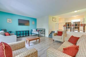 Lake George Townhome with Deck 2 Mi to The Outlets!