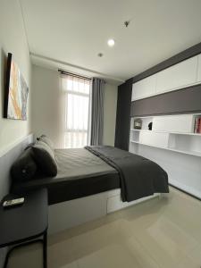 Apt Pejaten Park Residence 1 BR Dewa with Pool & Netflix by Damaresa