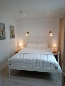 Luxury Room En-suite with King 5ft Bed - bedroom only - Claddagh