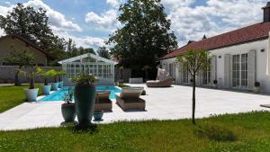Luxus Bungalow mit Pool im Chiemgau