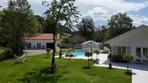 Luxus Bungalow mit Pool im Chiemgau - Molberting