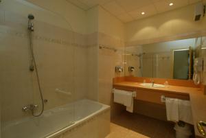 Hotels Logis Hotel Restaurant Remotel : photos des chambres