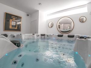 Appartements Les Lys d-Or Appartement avec Jacuzzi : photos des chambres