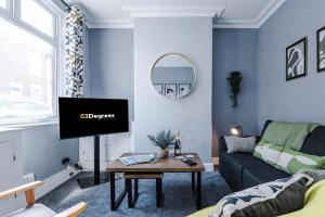 NEW! Spacious 3-Bed Home in Newcastle-under-Lyme by 53 Degrees Property, Ideal for Business, FREE Parking!