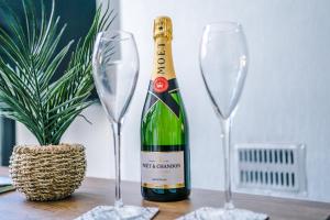 NEW! Spacious 3-Bed Home in Newcastle-under-Lyme by 53 Degrees Property, Ideal for Business, FREE Parking!